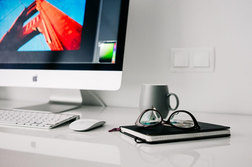 Photo d'ordinateur sur un bureau qui augmente sa visibilité